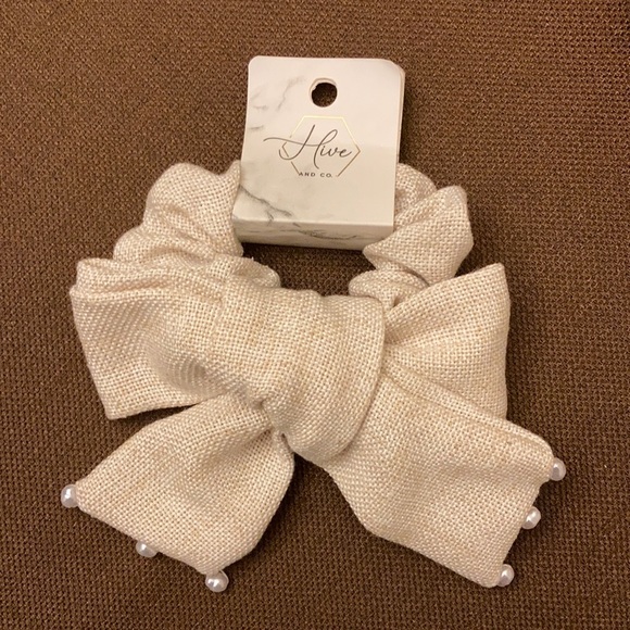 ⚜️Hive & Co Beige Bow Scrunchy w/ Pearl Accents! NWT! - Picture 1 of 3
